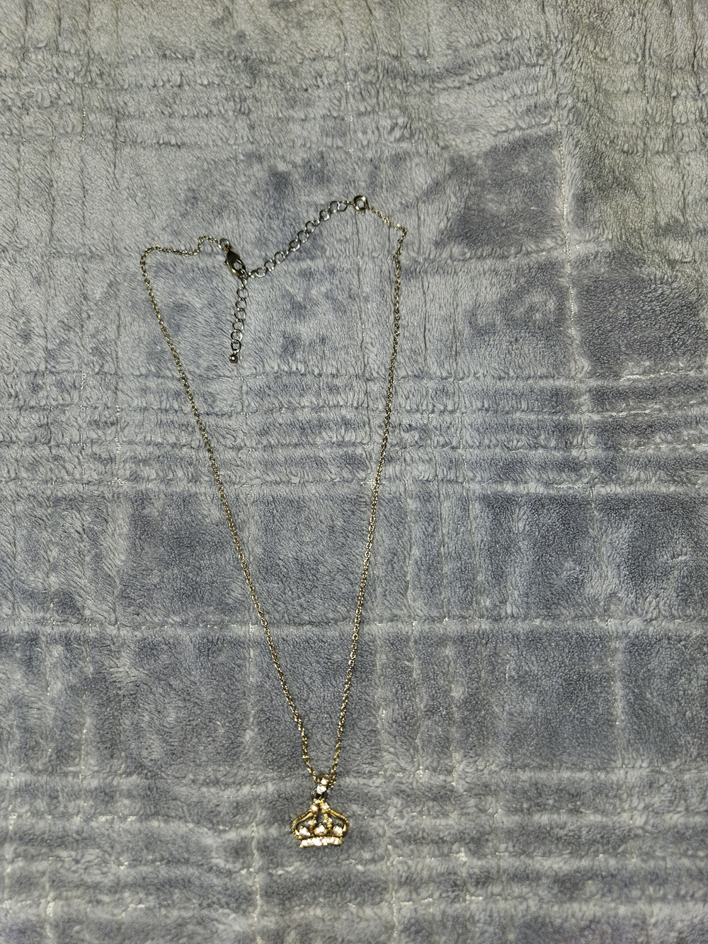 Vintage Avon Gold Tone Queen's Crown Pendant Necklace - Picture 3 of 5